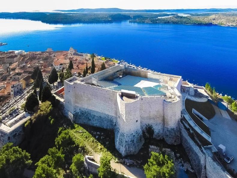 eine Luftansicht eines Gebäudes neben dem Wasser in der Unterkunft Apartment Ban in Šibenik