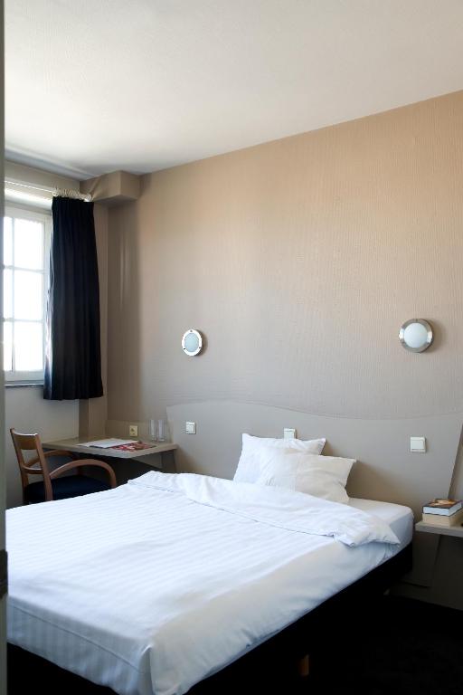 Postel nebo postele na pokoji v ubytování Hotel La Royale