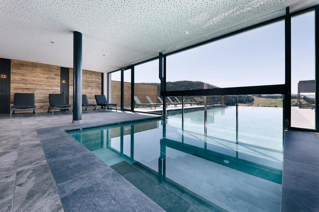 Bazén v ubytování Hotel Avelina nebo v jeho okolí