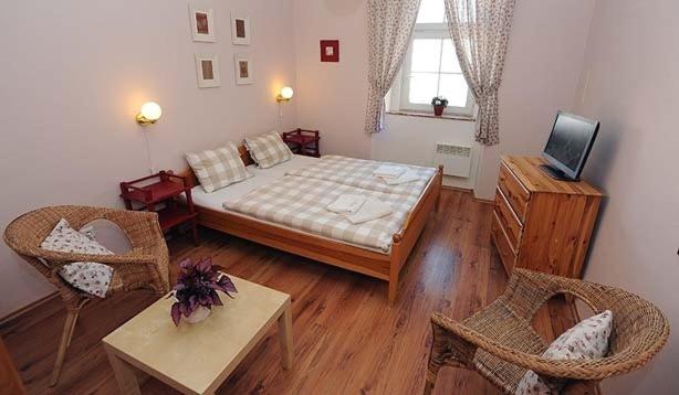 Postel nebo postele na pokoji v ubytování Garni Hotel St Anna