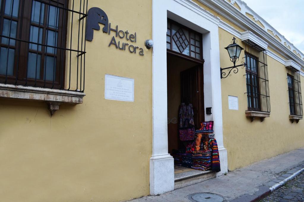 ein Gebäude mit einem Schild, das das Hotel aveiro liest in der Unterkunft Hotel Aurora in Antigua Guatemala