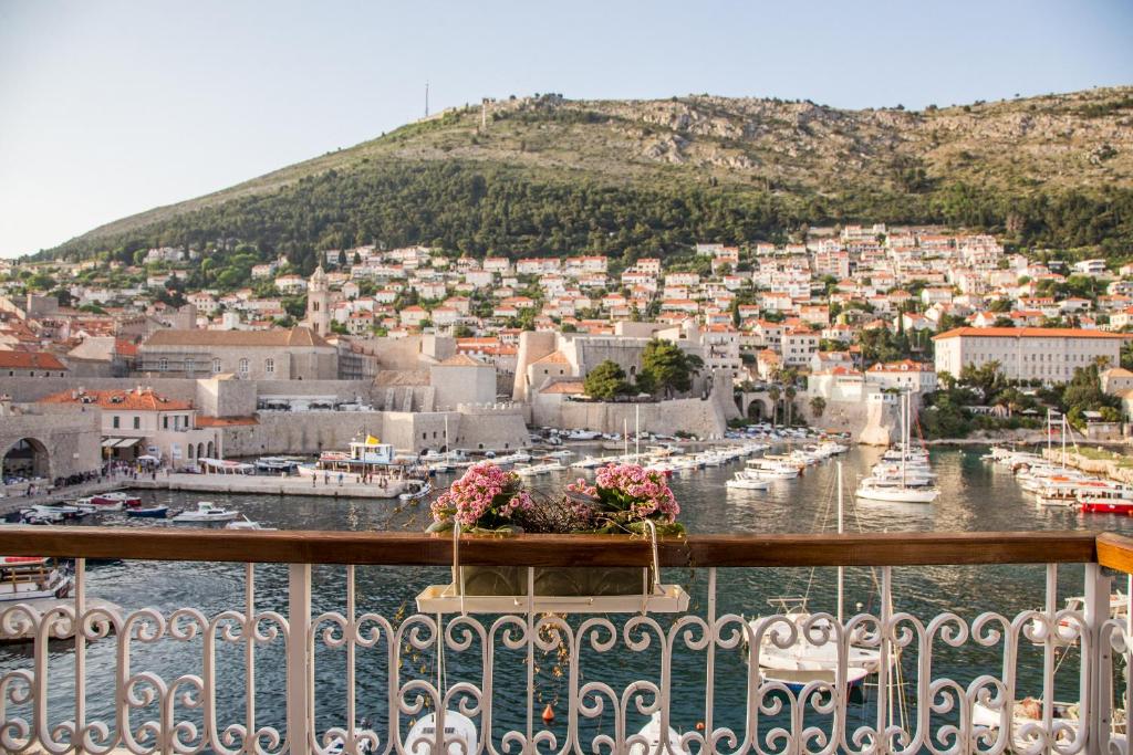 een uitzicht op een haven met boten in het water bij Apartment CATIVLA in Dubrovnik