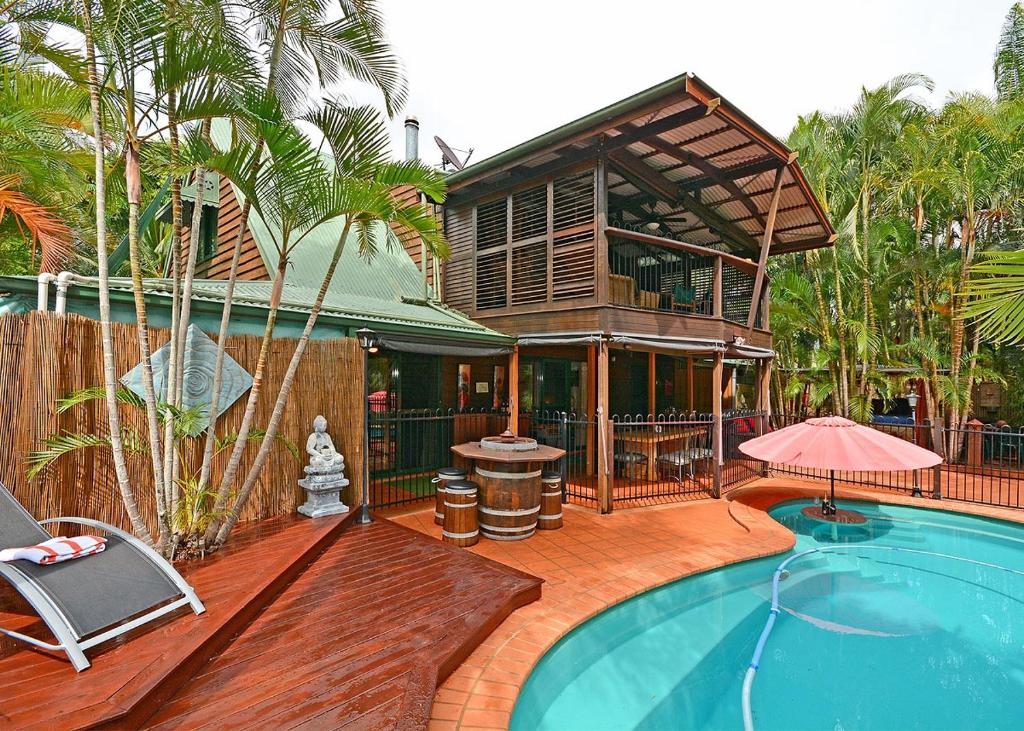 una casa con piscina frente a una casa en Bali on The Beach Absolute frontage-Lawn access, en Toogoom