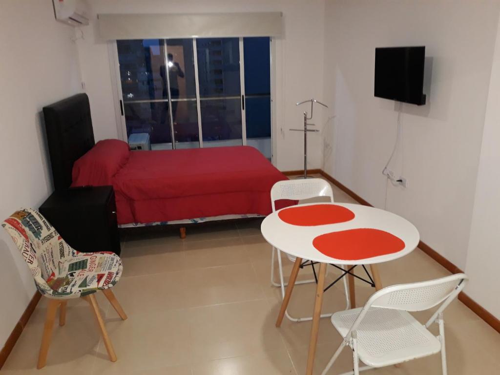 Habitación con mesa, sillas y cama en Bajada Sargento Cabral en Rosario