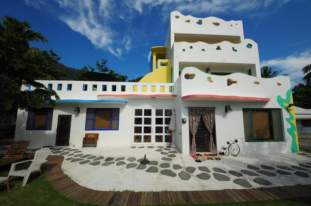 een groot wit huis met avisor bij Knt House in Chenggong