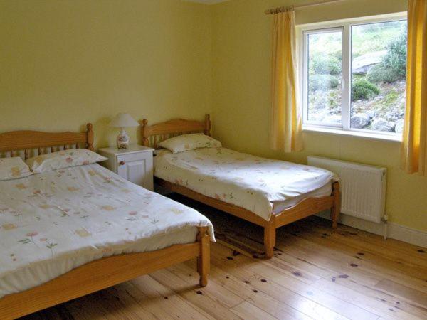 Postel nebo postele na pokoji v ubytování Lough Currane Cottage
