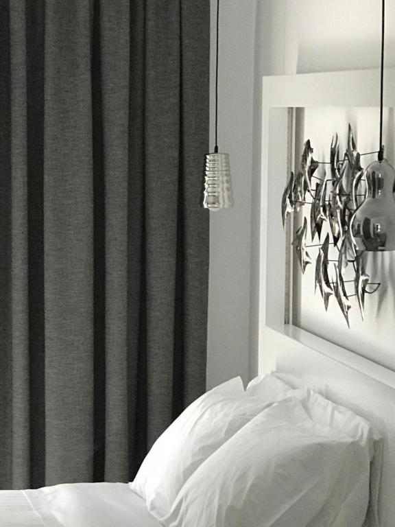 Postel nebo postele na pokoji v ubytování IONIAN SUITES by Bruskos
