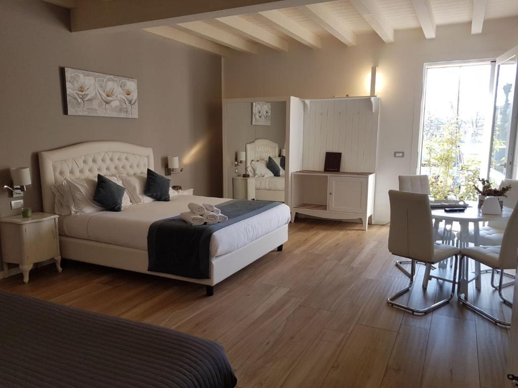 Pietole的住宿－B&B Emozioni e Relax，一间卧室配有一张床、一张桌子和一张桌子