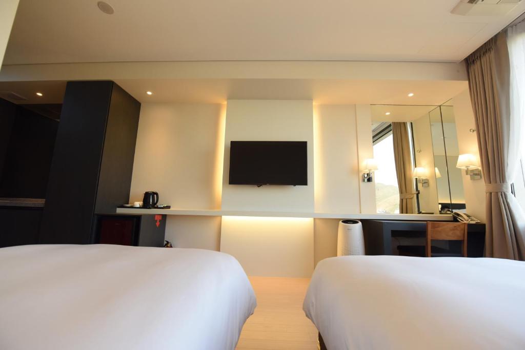 TV a/nebo společenská místnost v ubytování Geoje Artnouveau Suite Hotel