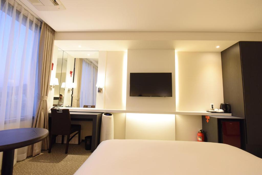 TV a/nebo společenská místnost v ubytování Geoje Artnouveau Suite Hotel