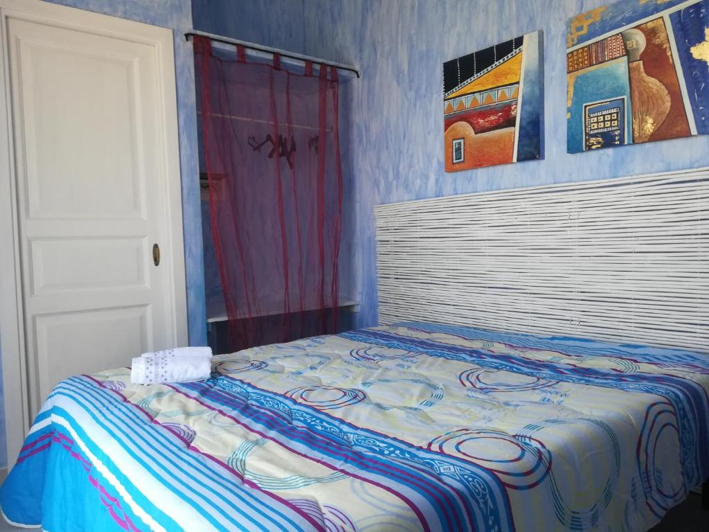 A bed or beds in a room at Villetta Degli Oleandri