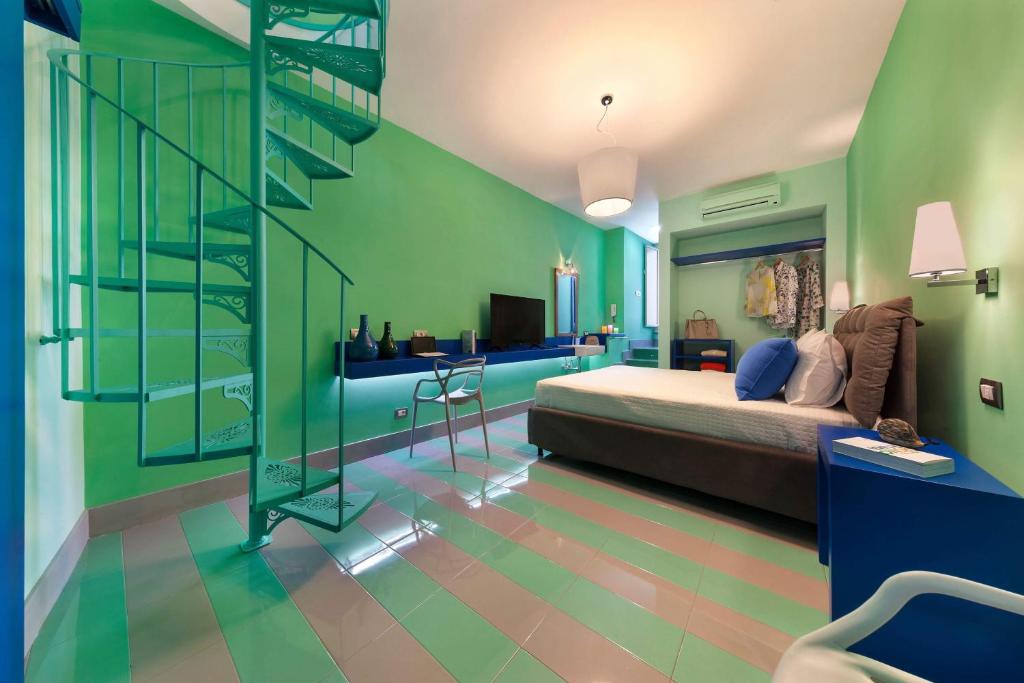 una camera con letto e parete verde di Suite Home Sorrento a Sorrento