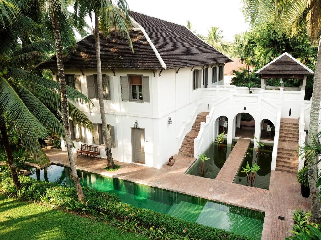 een luchtzicht op een huis met een zwembad bij Satri House Hotel in Luang Prabang