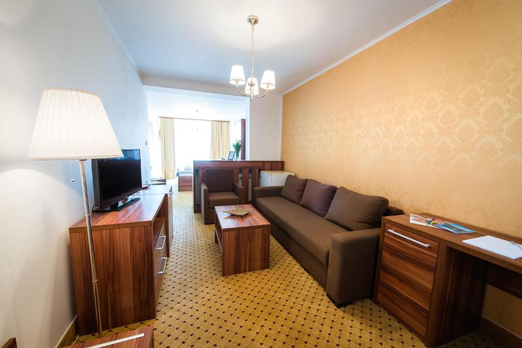 TV a/nebo společenská místnost v ubytování Hotel Merkur