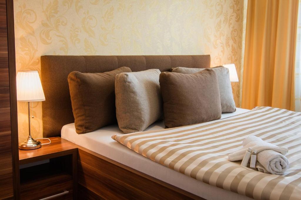 Postel nebo postele na pokoji v ubytování Hotel Merkur