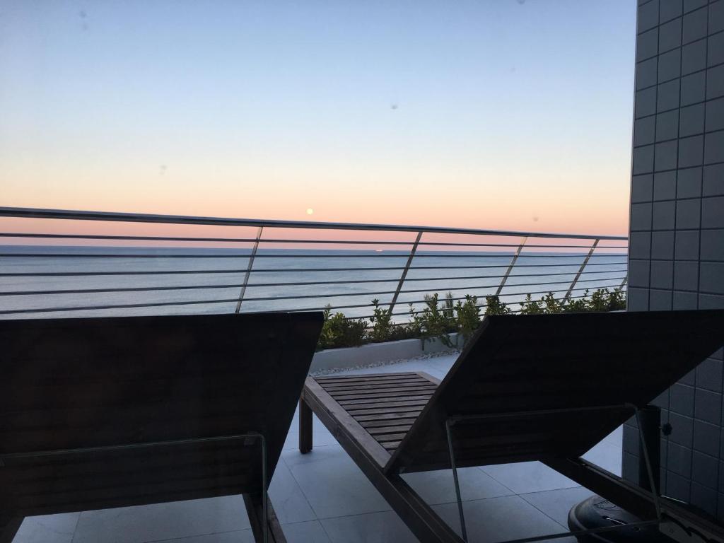 - un balcon avec un banc et l'océan dans l'établissement Infinity View, à Arenales del Sol