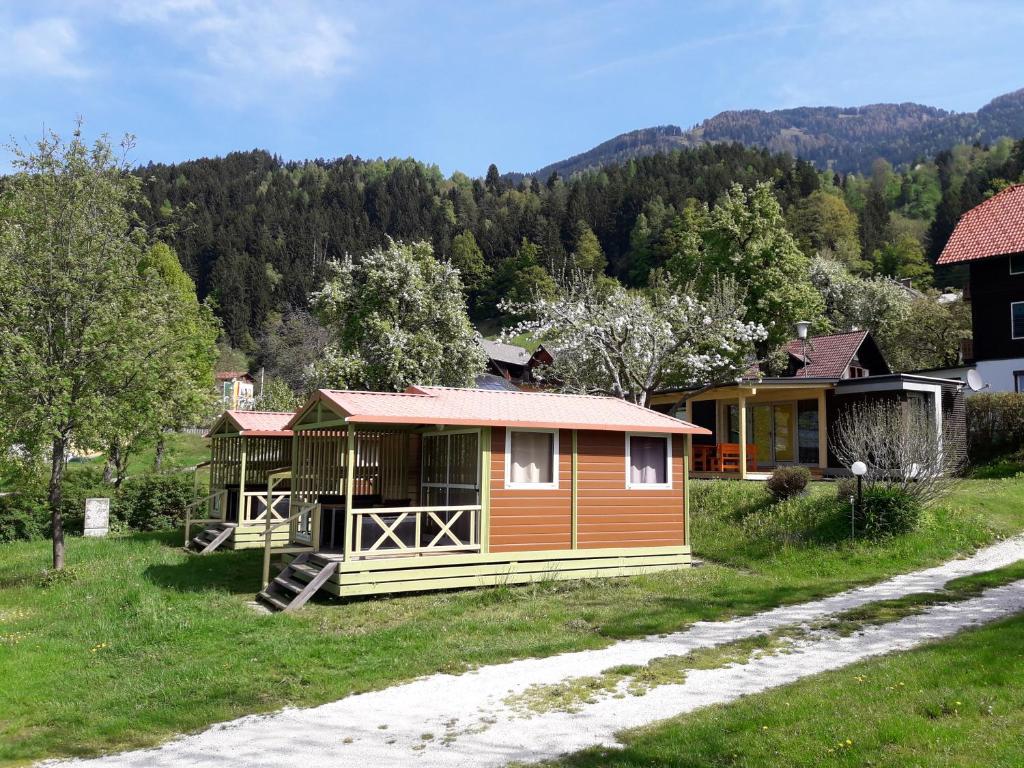 a small house in the middle of a field at Camping Neubauer - Mobilheime in Millstatt