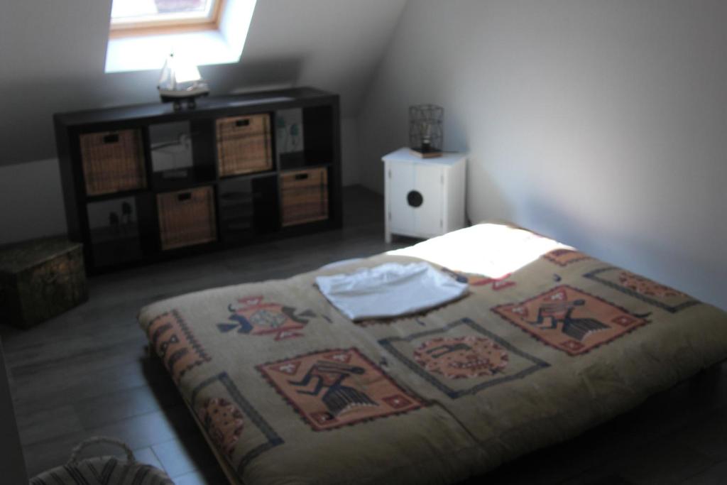 アンブレウーズにあるA l'abri des flotsのベッドルーム1室(毛布付きのベッド1台付)