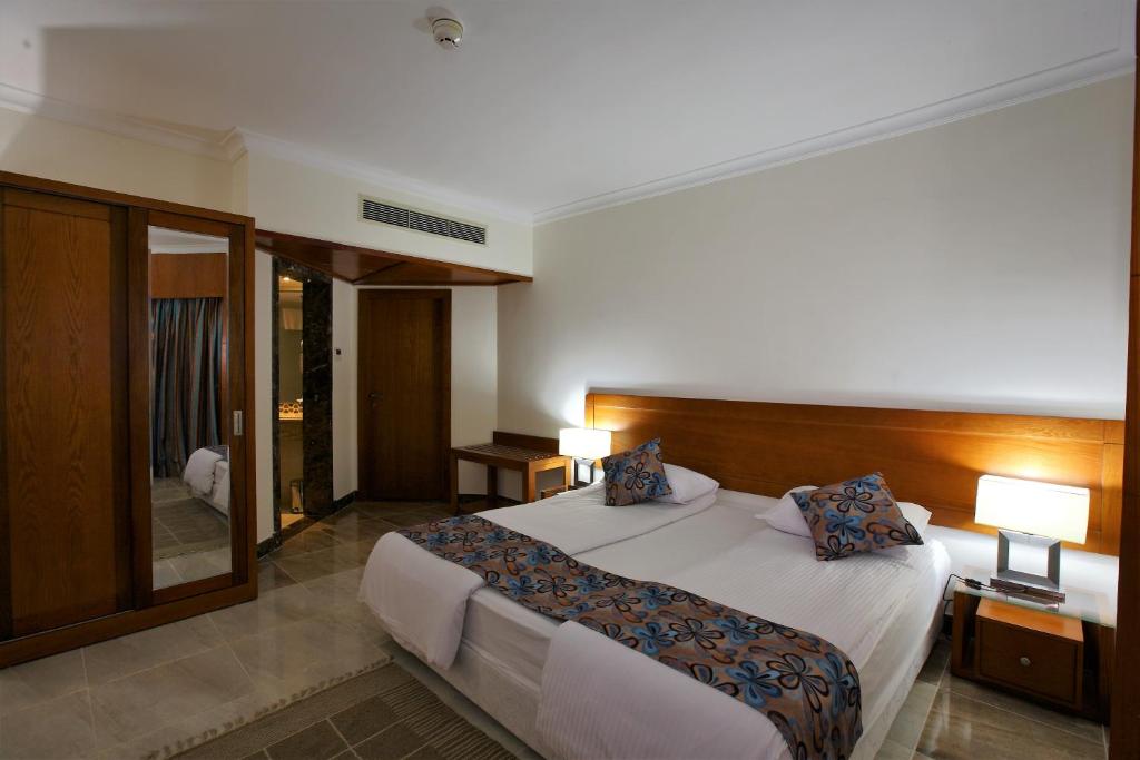 Postel nebo postele na pokoji v ubytování Swiss Inn Resort Dahab