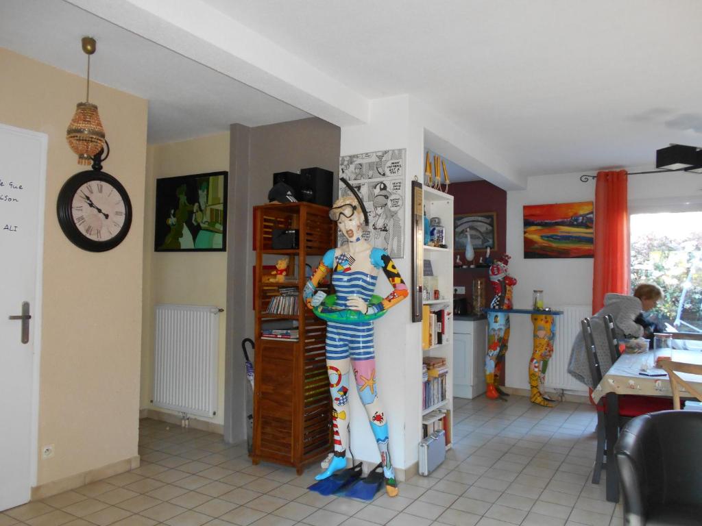 um quarto com uma estátua de uma mulher num quarto em maison individuelle mr Alaphilippe em Vannes