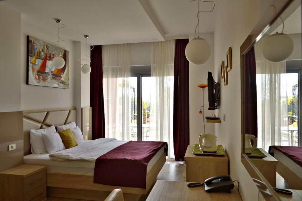 Postel nebo postele na pokoji v ubytování Hotel Freiburg