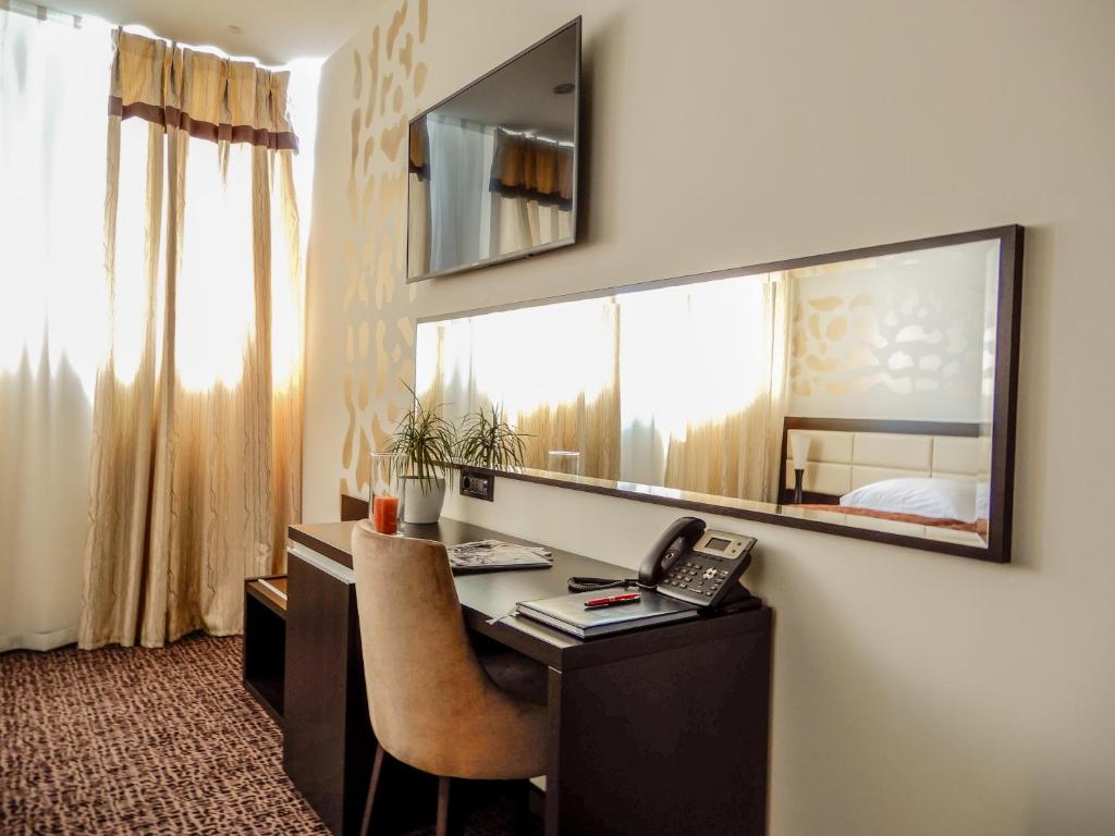 Televízia a/alebo spoločenská miestnosť v ubytovaní Hotel Diplomat