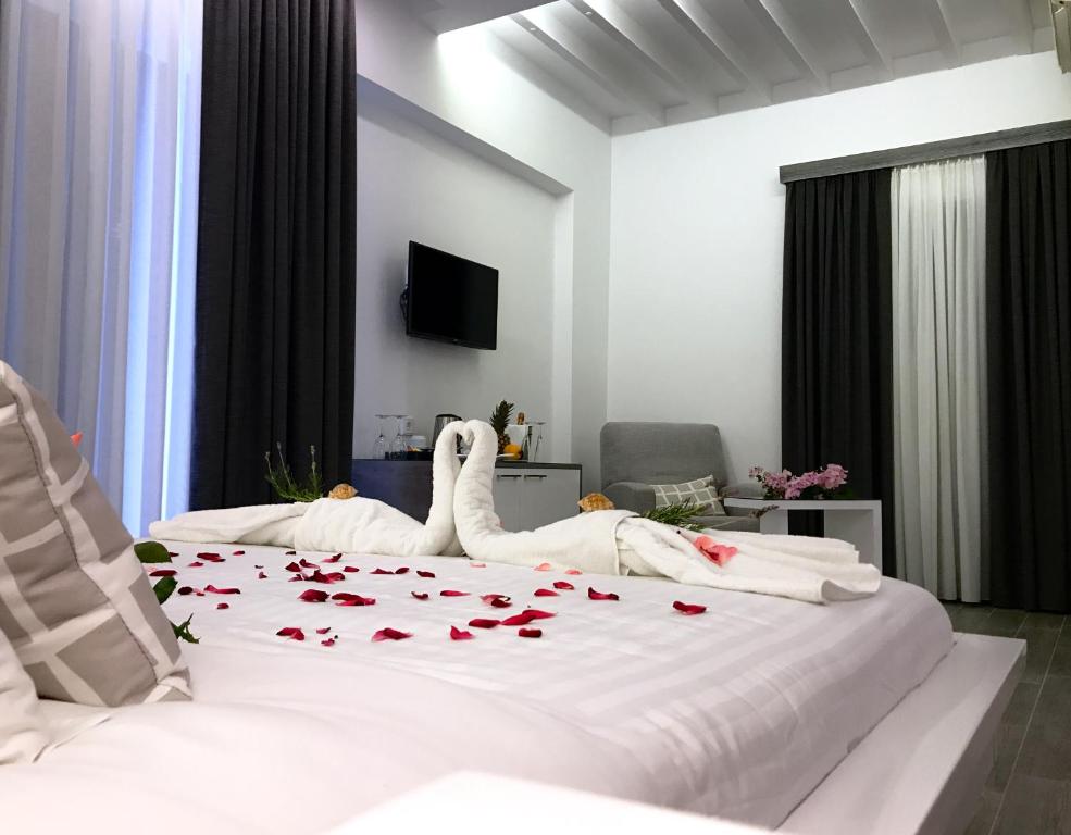 Postel nebo postele na pokoji v ubytování IONIAN SUITES by Bruskos