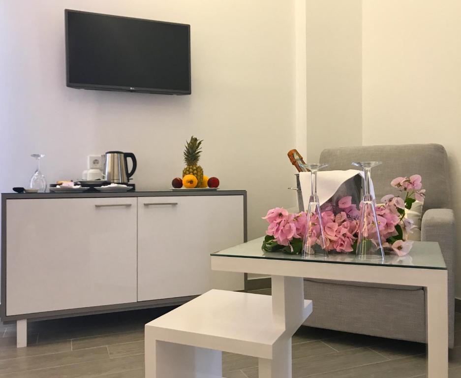 TV a/nebo společenská místnost v ubytování IONIAN SUITES by Bruskos