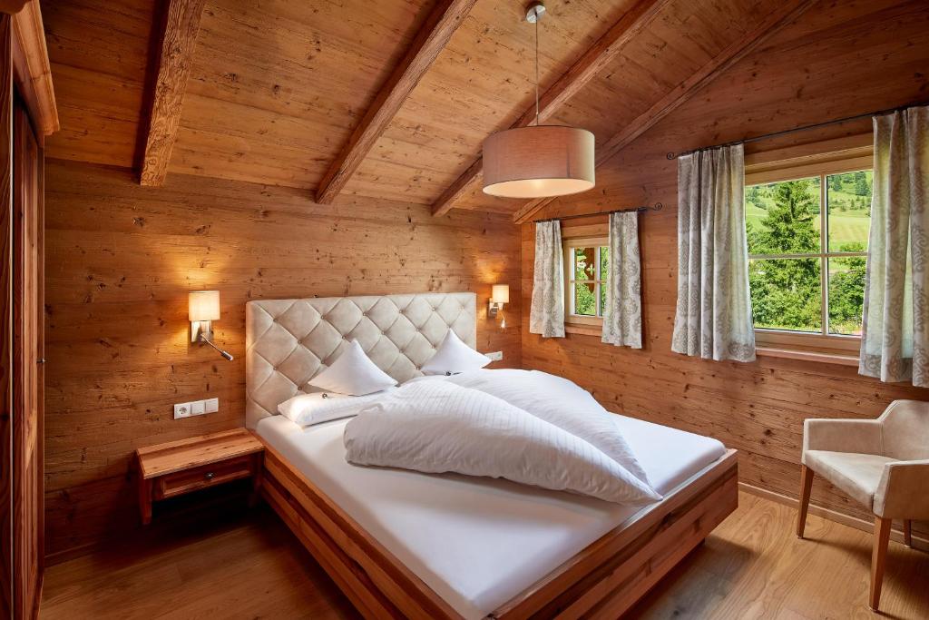 A bed or beds in a room at Lehenriedl Chalet