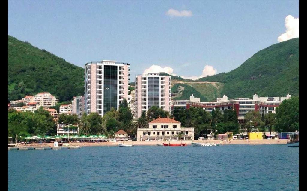 uma cidade na costa de um corpo de água em Elena&Fontana Apartment em Budva