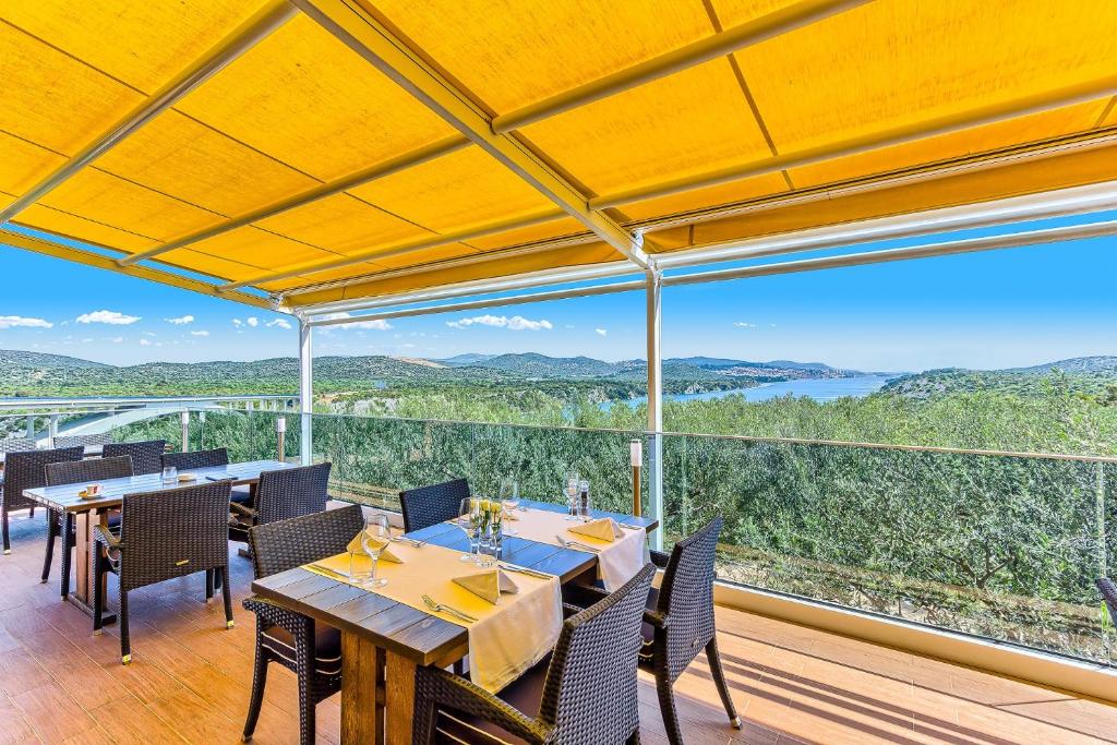 Nespecifikovaný výhled na hory nebo výhled na hory při pohledu z hotelu