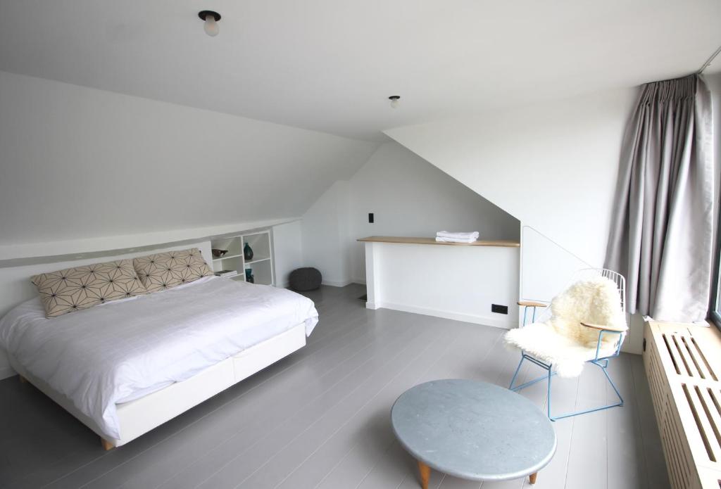 Postel nebo postele na pokoji v ubytování Canopée guesthouse