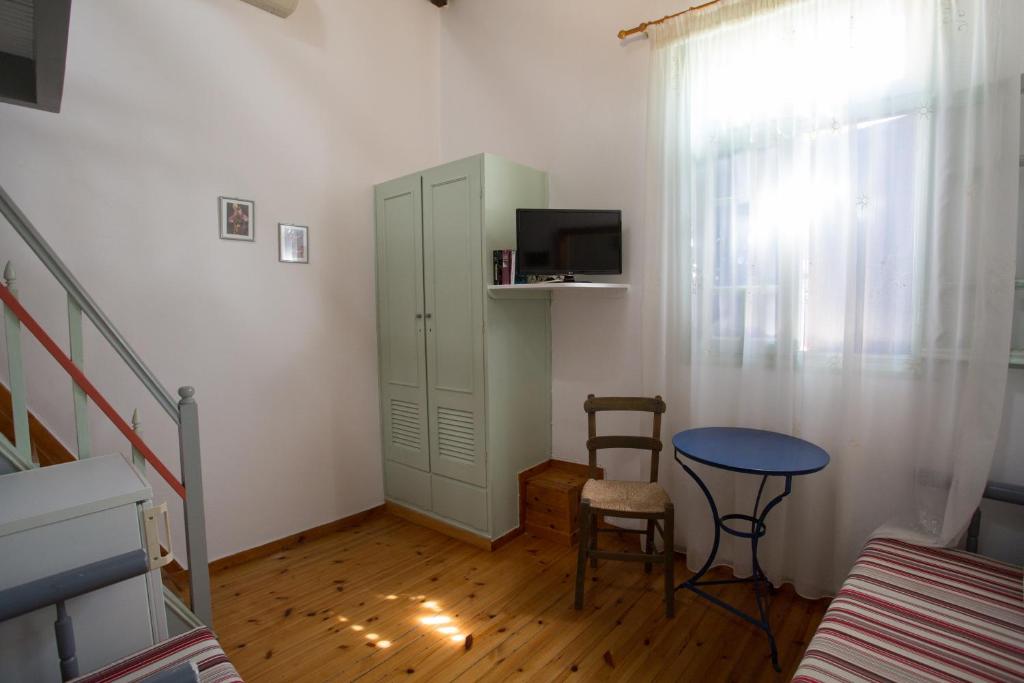 TV a/nebo společenská místnost v ubytování Nostos Hotel