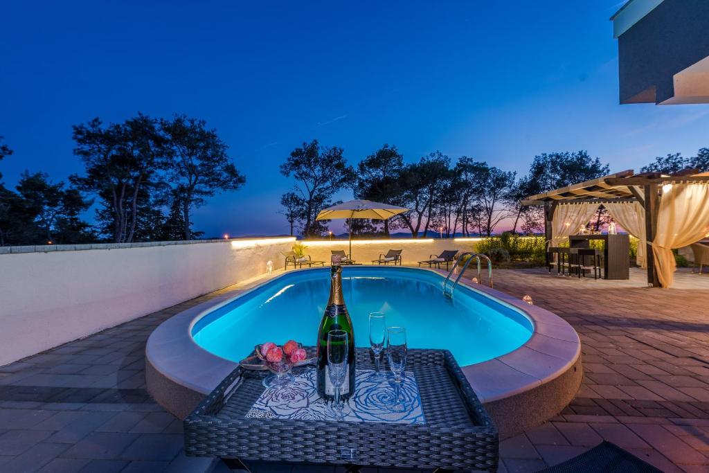 Bazén v ubytování Four bedroom holiday home Horizon nebo v jeho okolí