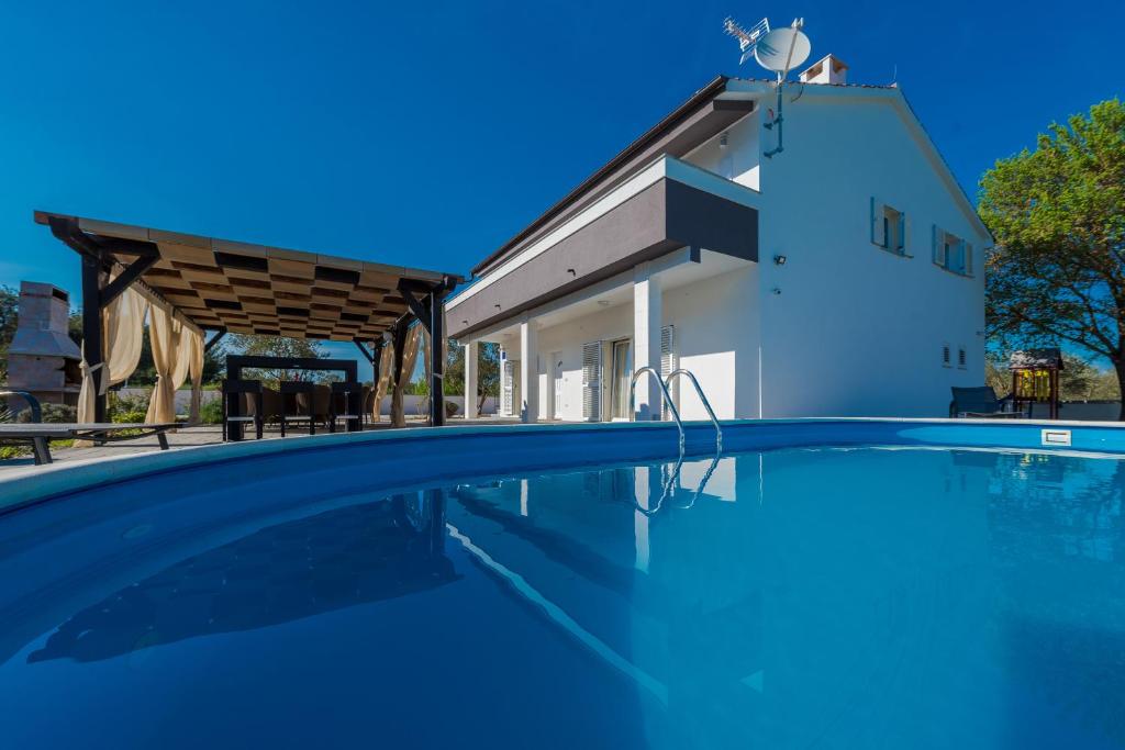Bazén v ubytování Four bedroom holiday home Horizon nebo v jeho okolí