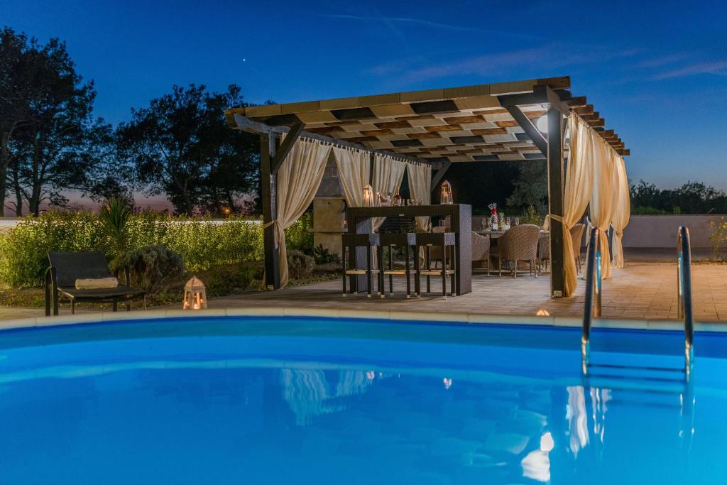 Bazén v ubytování Four bedroom holiday home Horizon nebo v jeho okolí