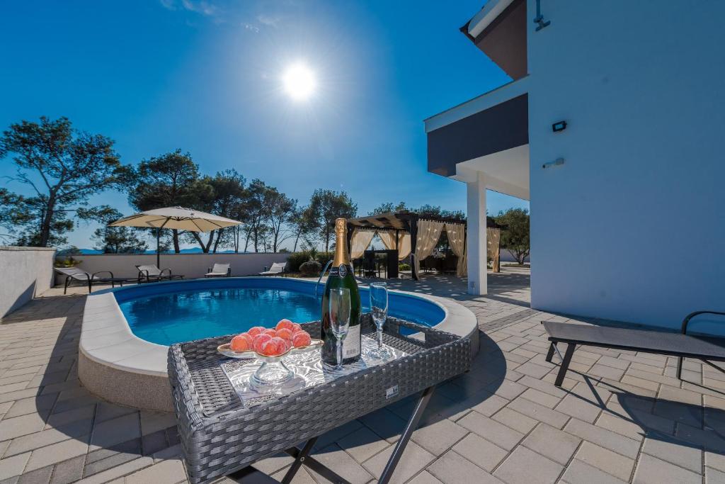 Bazén v ubytování Four bedroom holiday home Horizon nebo v jeho okolí