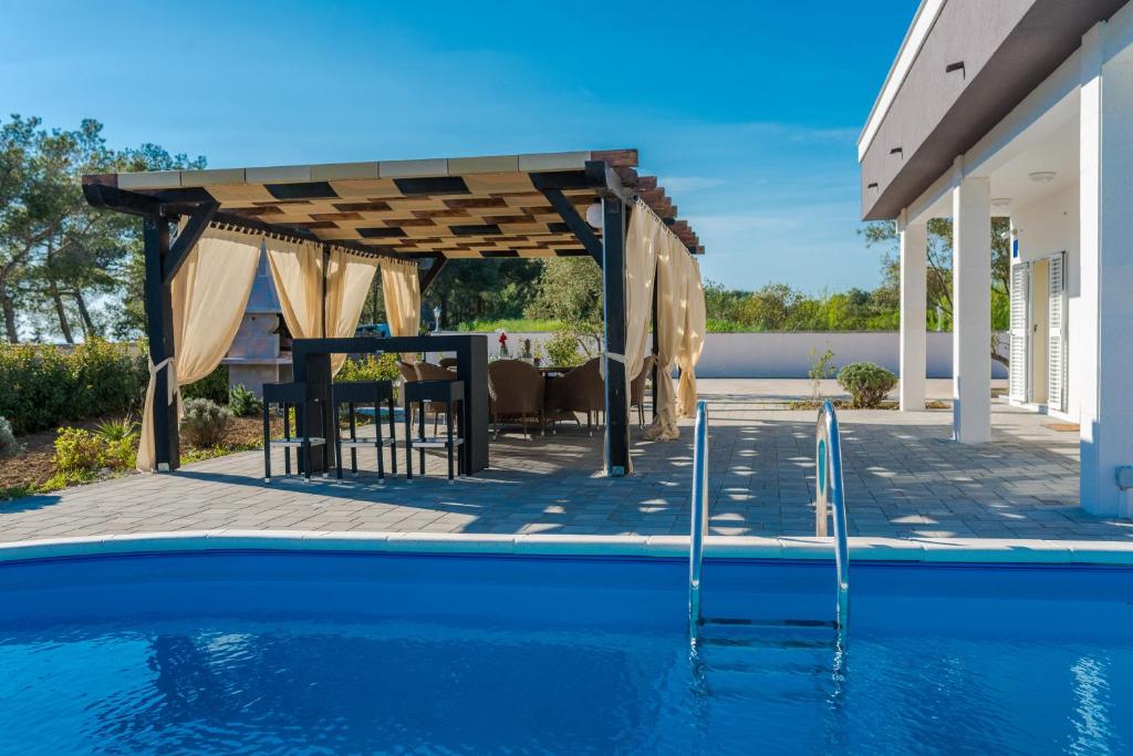 Bazén v ubytování Four bedroom holiday home Horizon nebo v jeho okolí
