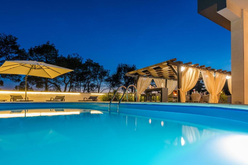 Bazén v ubytování Four bedroom holiday home Horizon nebo v jeho okolí