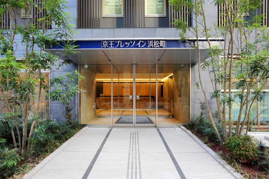 una entrada a un edificio de oficinas con una puerta giratoria en Keio Presso Inn Hamamatsucho, en Tokio