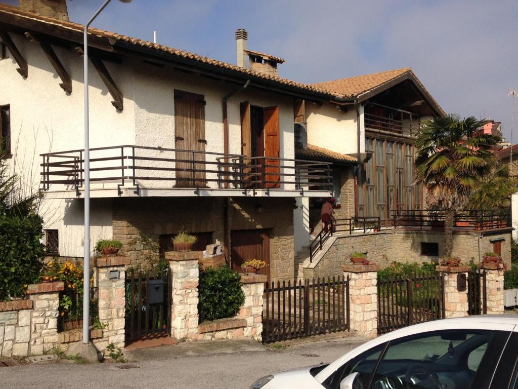 una casa con una macchina parcheggiata di fronte di Villa Lilly a Falconara Marittima