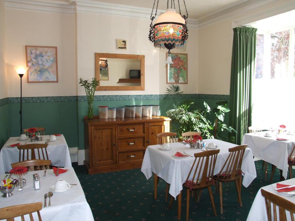 Restaurant o un lloc per menjar a Hedley Villa Guest House