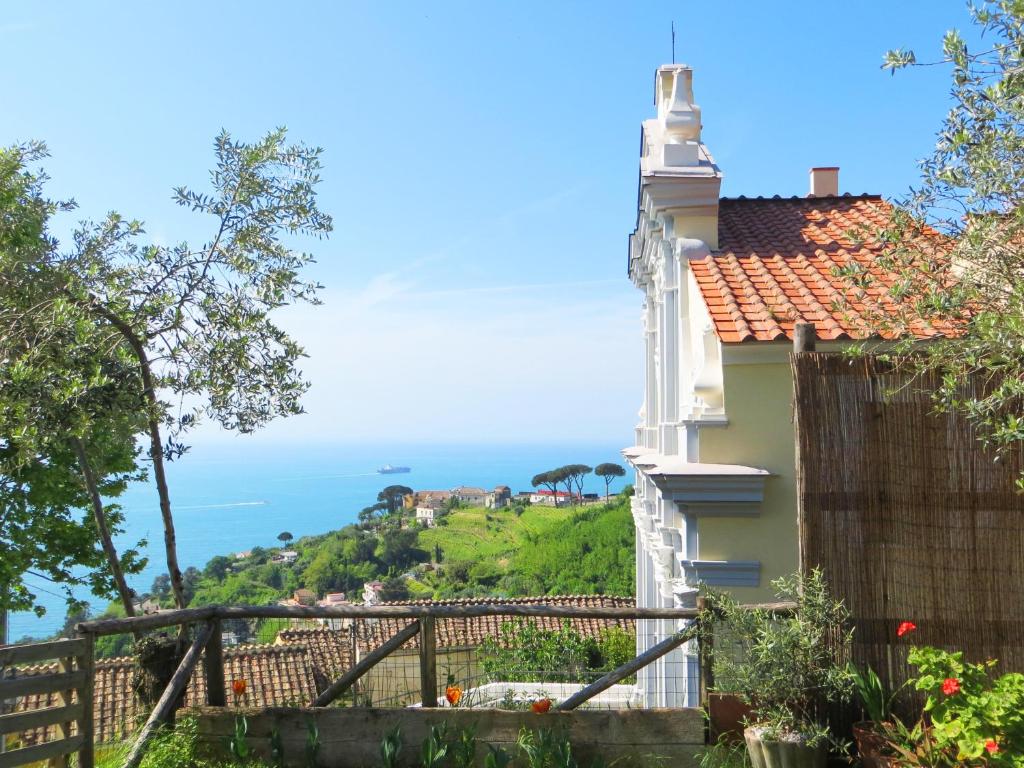 een huis met uitzicht op de oceaan bij Ancient estate "Il Trignano" in Vietri