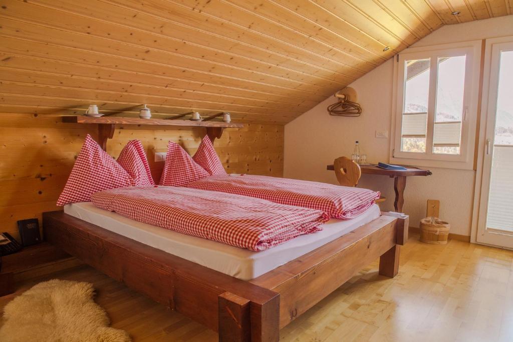 Postel nebo postele na pokoji v ubytování Hotel Meielisalp