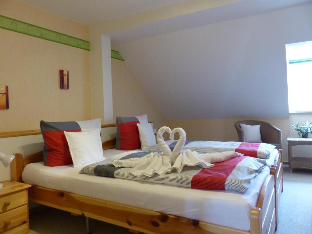 Ein Bett oder Betten in einem Zimmer der Unterkunft Ferienwohnung Scarlett