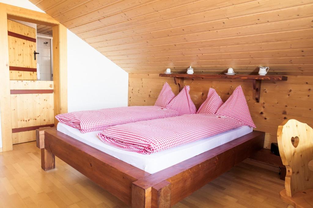 Postel nebo postele na pokoji v ubytování Hotel Meielisalp