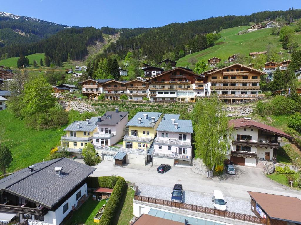 uma vista aérea de uma aldeia com casas em Apartments Summer & Winter Fun by All in One Apartments em Zell am See