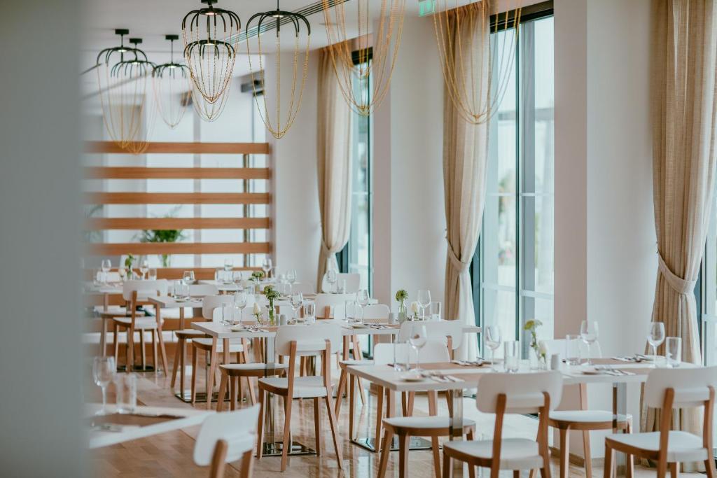 Restaurace v ubytování Lebay Beach Hotel