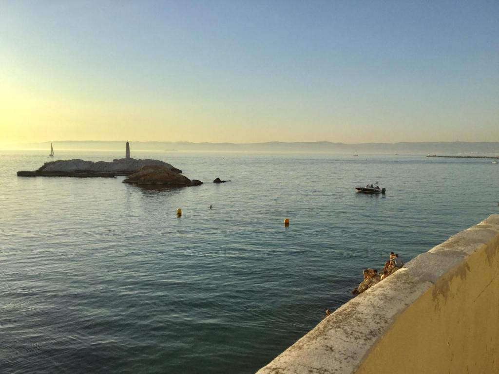 - une vue sur une étendue d'eau avec un phare dans l'établissement Marseille Malmousque Cabanon 45 m2 sur l'eau, à Marseille