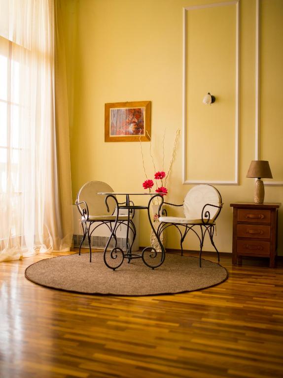 a living room with a table and two chairs at Complex Villas Kaliakra & Gradina in Bŭlgarevo